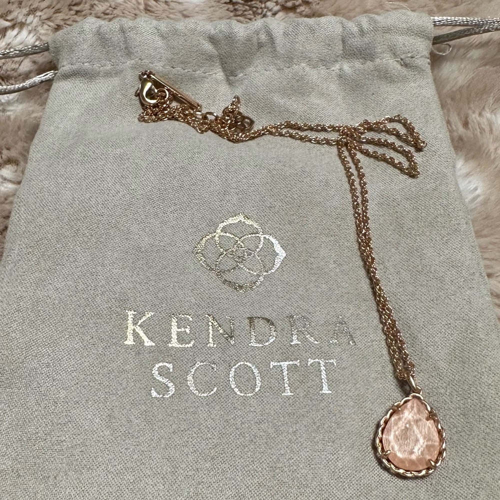 Kendra Scott necklace